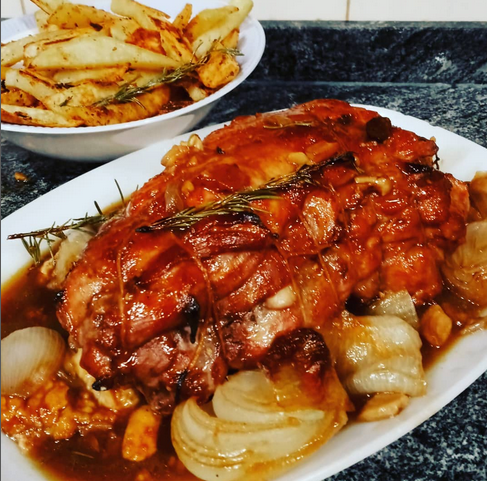 Imágen que presenta Carne mechada con papas al horno.