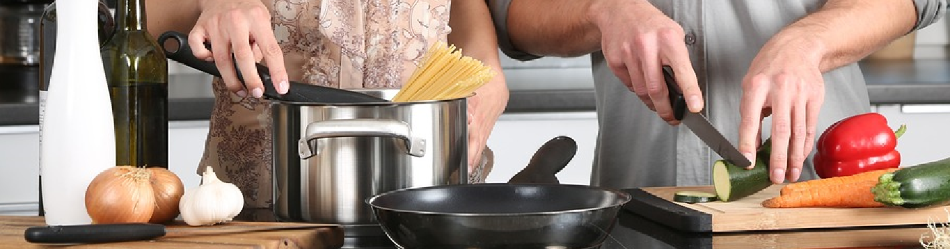 Encabezado que muestra a dos personas cocinando.